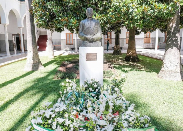 Archivo - El busto de Blas Infante situado en el Patio del Recibimiento del Parlamento de Andalucía, tras recibir una ofrenda floral de instituciones y grupos parlamentarios en recuerdo del aniversario de su nacimiento. (Foto de archivo).
