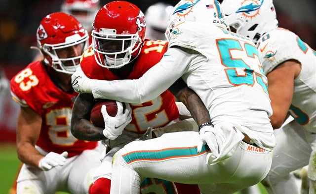 Archivo - Mecole Hardman (2nd L) and Cameron Goode (2nd R) battle for the ball during a National Football League (NFL) match between Kansas City Chiefs and Miami Dolphins at Deutsche Bank Park.