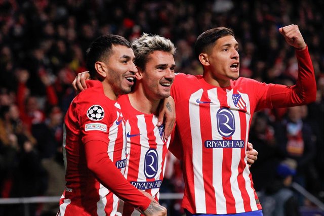 Ángel Correa, Antoine Griezmann y Nahuel Molina celebran un gol marcado a la Lazio.