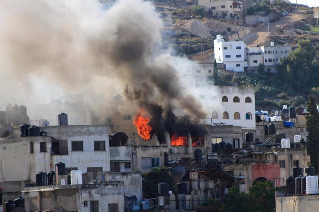 Humo y fuego en una vivienda en Yenín (Cisjordania) tras un ataque del Ejército de Israel