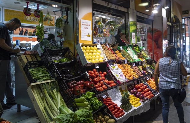 Archivo - Puesto de frutas y verduras en un mercado de abastos. Imagen de archivo.