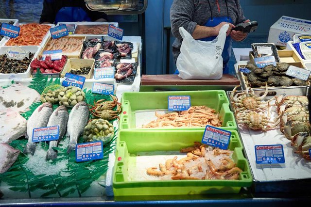 Archivo - Mostrador de una pescadería en el mercado de Prosperidad, a 31 de diciembre de 2022, en Madrid (España).