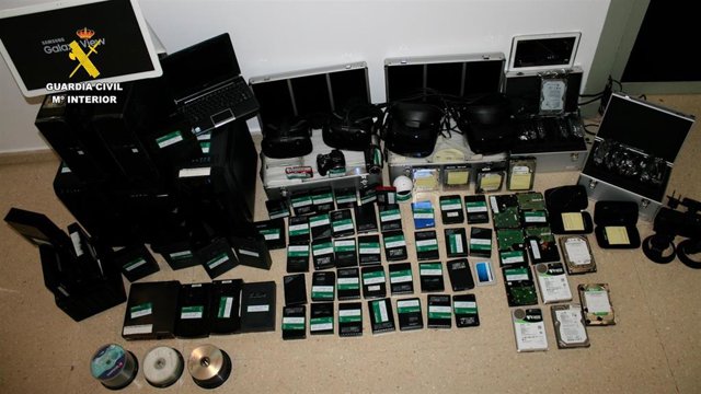 Material incautado al detenido con material pornográfico infantil.