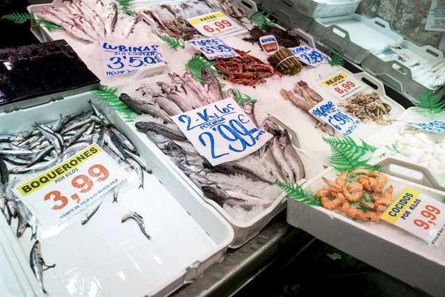 Archivo - Preus en una peixateria