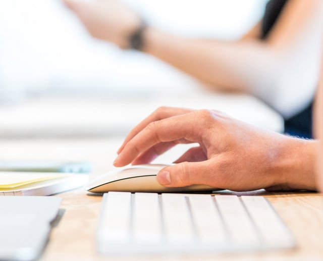 Archivo - Trabajador, ordenador. Imagen de archivo.