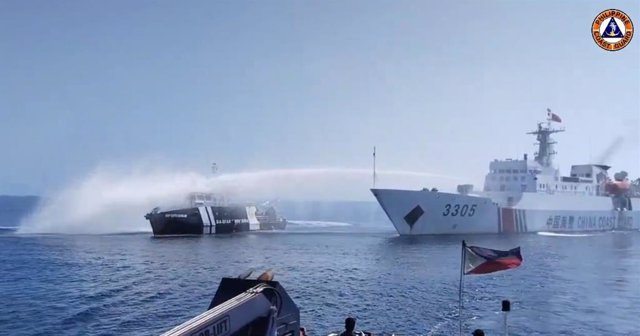 Un vaixell xinès ruixa un navili filipí amb aigua