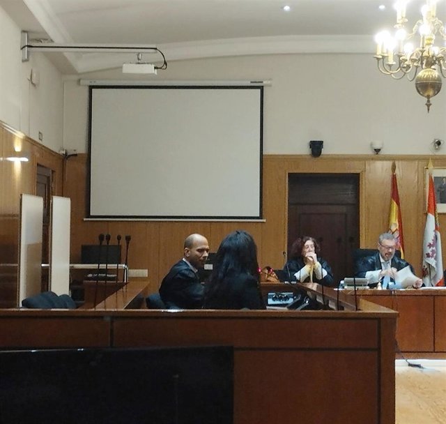 La acusada, de espaldas, junto a su letrado defensor durante la vista de conformidad celebrada este jueves en la Audiencia de Valladolid.