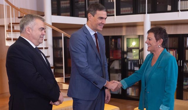 Archivo - (I-D) El secretario de Organización del Partido Socialista, Santos Cerdán y el presidente del Gobierno en funciones, Pedro Sánchez, reciben a la portavoz de EH Bildu en el Congreso de los Diputados, Mertxe Aizpurua, durante su ronda de contactos