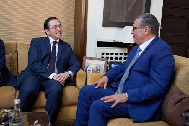 El ministro de Asuntos Exteriores, Unión Europea y Cooperación, José Manuel Albares, se reúne con el primer ministro de Marruecos, Aziz Ajanuch, durante su visita a Rabat