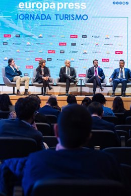 El director general del Consejo Regulador de la DOCa Rioja, José Luis Lapuente, en el centro, participa en la Jornada Turismo de Europa Press