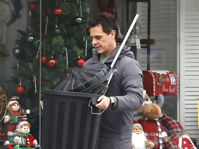 CHRISTIAN GÁLVEZ HACE LAS ÚLTIMAS COMPRAS ANTE EL INMINENTE NACIMIENTO DE SU BEBÉ