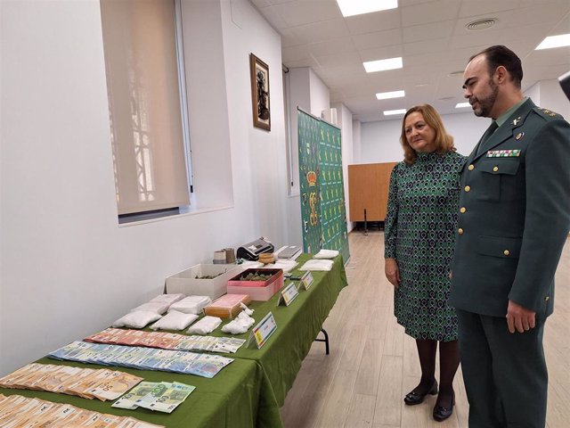 La subdelegada del Gobierno, Marian Rueda, y el teniente coronel jefe de la Comandancia de Segovia, Benito Donate, examinan el alijo aprehendido en la operación 'CrianÇa'.