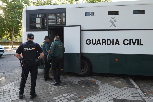 Archivo - Varios agentes de la Guardia Civil y de Policía Nacional junto a un autobús de la Guardia Civil frente a la Audiencia Provincial.