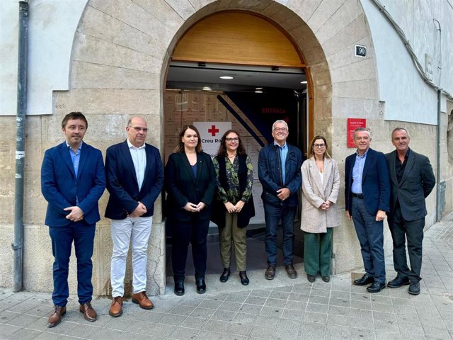 La consellera de Salud, Manuela García, visita el Hospital de la Cruz Roja en Palma