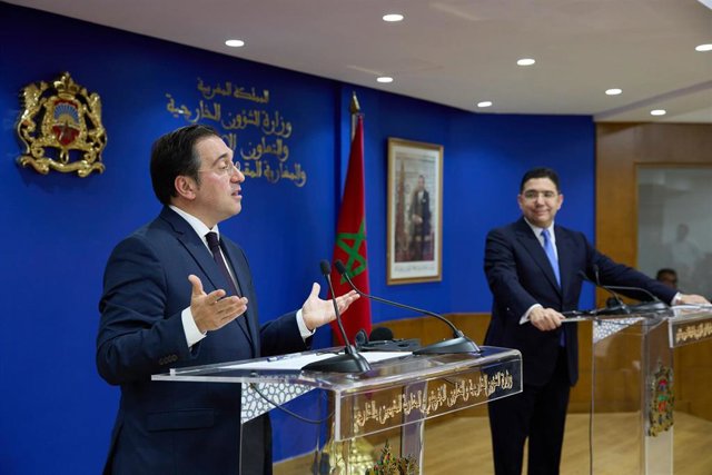 El ministro de Asuntos Exteriores, Unión Europea y Cooperación, José Manuel Albares, y su homólogo de Marruecos, Naser Burita, en rueda de prensa tras la reunión mantenida en Rabat