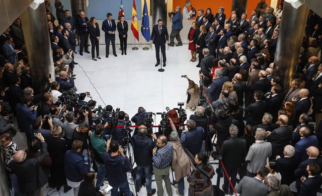 El ministro de Transportes y Movilidad Sostenible, Óscar Puente, atiende a medios tras una visita al Puerto de Valencia