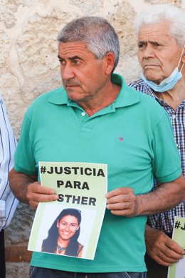 Archivo - El padre de Esther López, Miguel López, con una foto de su hija que reza 'Justicia para Esther', durante una concentración ciudadana en recuerdo de su hija. Foto de archivo.