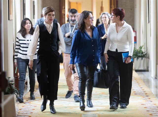 La portavoz de Sumar en el Congreso, Marta Lois (2i), y la portavoz adjunta de Sumar en el Congreso y dirigente de Compromís, Águeda Micó (1d), conversan a su llegada a una reunión de la Junta de Portavoces, en el Congreso de los Diputados, a 12 de diciem