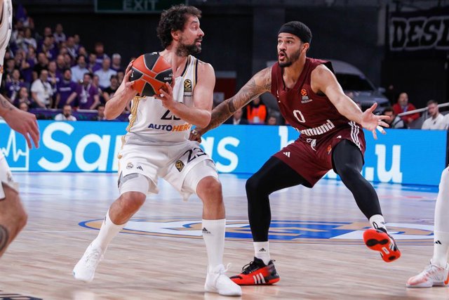 Sergio Llull y Nick Weiler-Babb, durante un partido entre Real Madrid y Bayern Múnich.