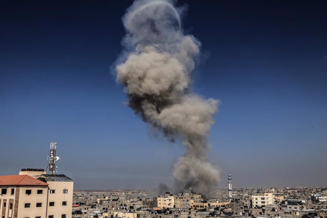 Archivo - Imatge d'un bombardeig de l'exèrcit d'Israel contra la ciutat de Rafah