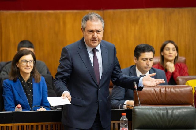 El secretario general del PSOE de Andalucía, Juan Espadas, en una imagen de archivo en su escaño en el Parlamento de Andalucía. 