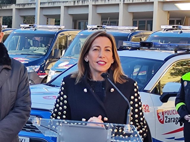 La alcaldesa de Zaragoza, Natalia Chueca, en la presentación de los nuevos vehículos de la Policía Local