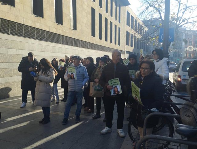 Familiares y el entorno de Esther López se concentra a las puertas de los juzgados de Valladolid para reclamar justicia.