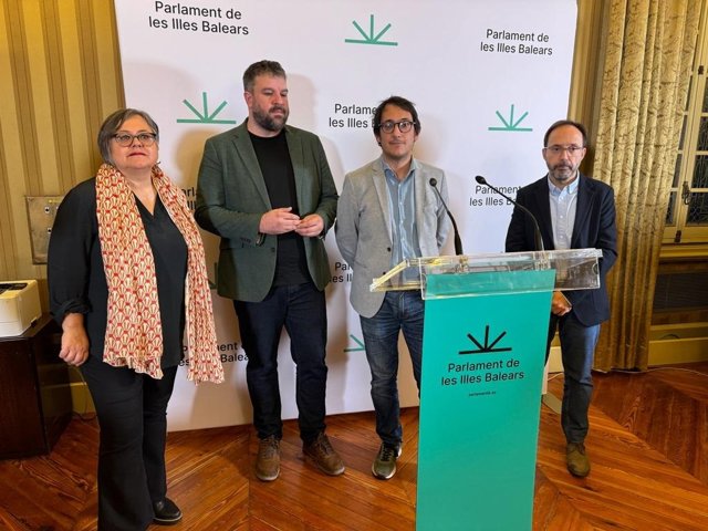 La diputada de Unidas Podemos Cristina Gómez; el portavoz parlamentario de MÉS, Lluis Apesteguia; el del PSIB-PSOE, Iago Negueruela, y el de Més per Menorca, Josep Castells.