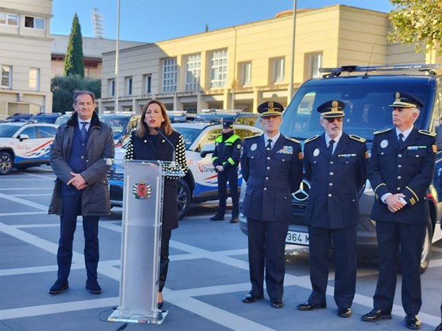 La alcaldesa de Zaragoza, Natalia Chueca, en la presentación de los nuevos vehículos de la Policía Nacional