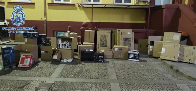 Material electrónico, valorado en 76.000 euros, que presuntamente intentaban robar.