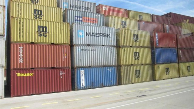 Archivo - Contenedores en el Puerto de València