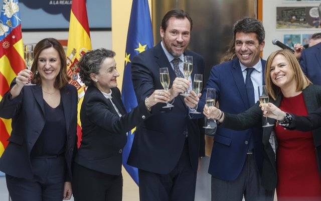 (I-D) La alcaldesa de Valencia, María José Catalá; la presidenta del puerto València, Mar Chao; el ministro de Transportes y Movilidad Sostenible, Óscar Puente; el president de la Generalitat, Carlos Mazón; y la delegada del Gobierno en la Comunitat Valen