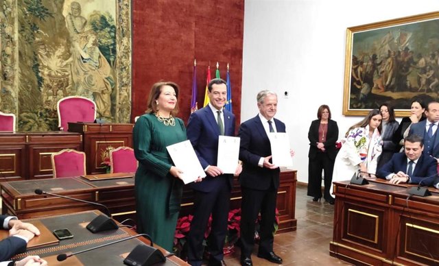 El presidente de la Junta, Juanma Moreno, entre el presidente de la Diputación, Salvador Fuentes, y la consejera de Agricultura, Pesca, Agua y Desarrollo Sostenible, Carmen Crespo, tras la firma del convenio.