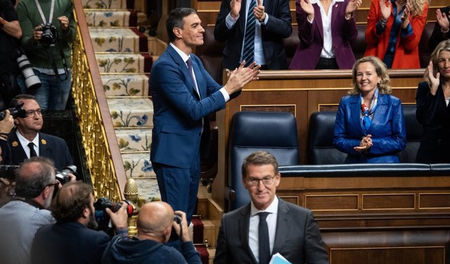El recién nombrado presidente del Gobierno, Pedro Sánchez (c), aplaude tras finalizar la segunda sesión del debate de investidura como presidente de Gobierno, en el Congreso de los Diputados, a 16 de noviembre de 2023, en Madrid (España).