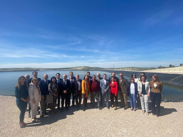 Archivo - Carmen Crespo (c), en una imagen de archivo en la Balsa Norte de Jaén.