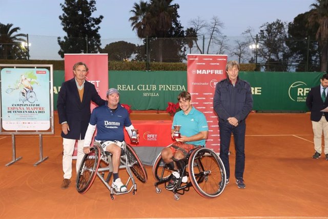 Martín de la Puente y Arturo Montes, campeones del dobles en el Campeonato de España de tenis en silla.