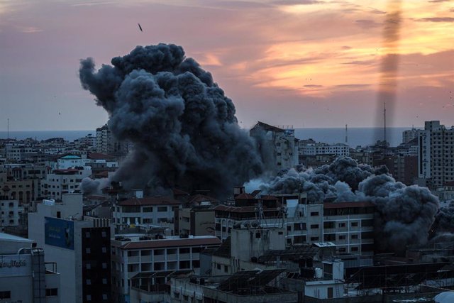 Archivo - Imagen de archivo de bombardeos israelíes sobre el barrio de Rimal, el 7 de octubre de 2023 