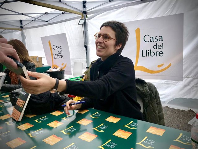 Archivo - L'escriptora i poeta Eva Baltasar durant la seva signatura de llibres a Barcelona per Sant Jordi