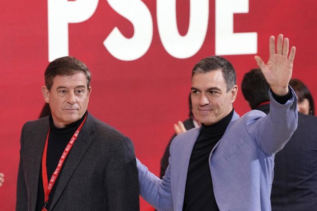 El diputado del PSOE y candidato de los socialistas gallegos a la presidencia de la Xunta, Xosé Ramón Gómez Besteiro (i), y el secretario general del PSOE y presidente del Gobierno, Pedro Sánchez (d).