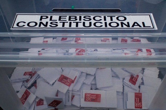 Archivo - Urna de l'últim plebiscit constitucional de Xile el setembre del 2022