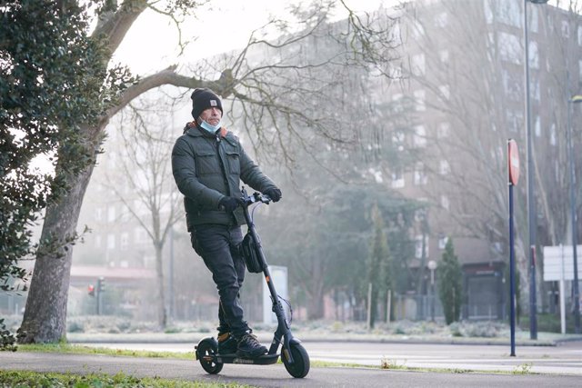 Archivo - Una persona sobre un patinete eléctrico, a 9 de febrero de 2023, en Vitoria-Gasteiz, Álava, País Vasco (España). 