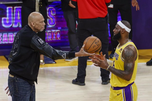 Archivo - Kareem Abdul-Jabbar presents a ball to Los Angeles Lakers forward LeBron James (R) after he scored to pass him and became the NBA's all-time leading scorer during an NBA basketball game against the Oklahoma City Thunder.