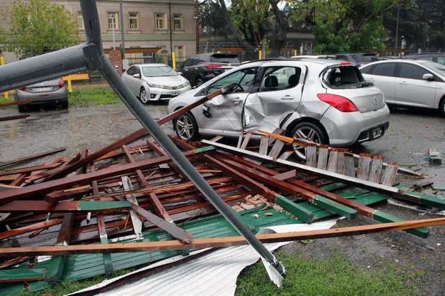 Archivo - destrozos causados por el paso de una tormenta en Buenos Aires, Argentina