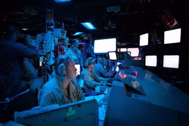 Archivo - Tripulación del USS Carney en el mar Rojo 