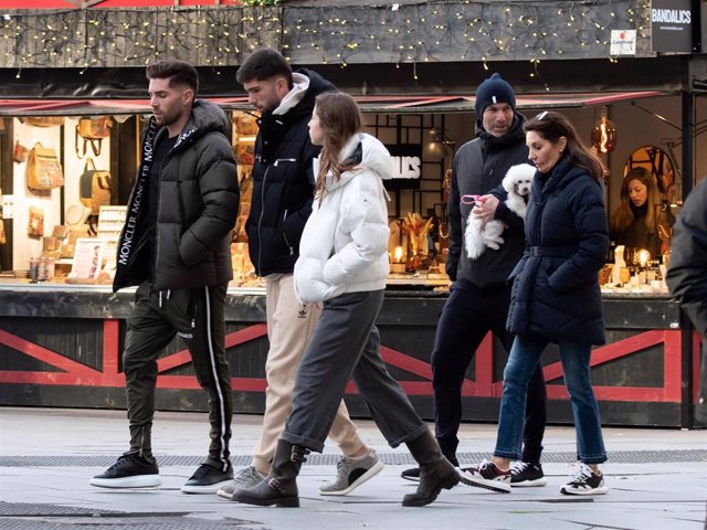 Zinedine Zidane y Veronique Zidane paseando por la calle junto a sus hijos Luca y Theo, a 27 de noviembre de 2023, en Madrid (España).