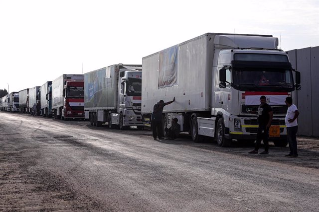 Archivo - Imatge d'arxiu de diversos camions amb ajuda humanitària esperant per creuar el pas de Rafah cap a la Franja de Gaza
