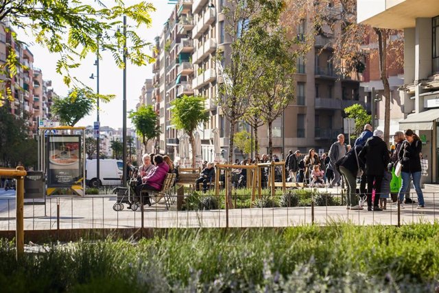 Imagen de la finalización de la transformación de la calle Pi i Maragall de Barcelona