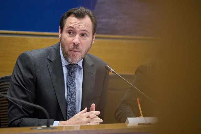 El ministro de Transportes y Movilidad Sostenible, Óscar Puente, interviene durante la inauguración de una jornada.