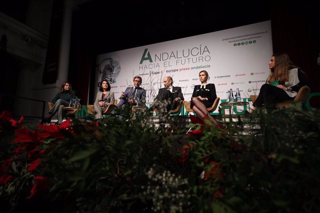 Primer panel, titulado 'Transición ecológica y nuevo modelo energético', donde participa el  consejero de Industria, Energía y Minas, Jorge Paradela (3i), junto a la responsable de Protección Ambiental de Cepsa, Marien Benavente (1i); la consejera de EDP 