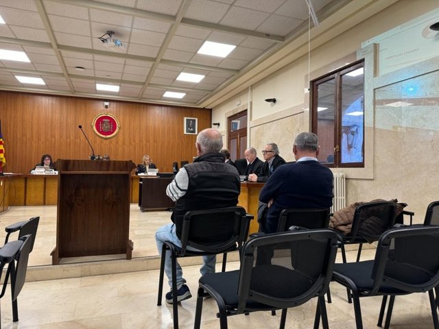 El expresidente de la Federación Balear de Tenis, Jaume Amengual, y el exgerente, Luciano Gutiérrez, sentados durante el juicio.